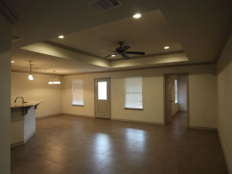 Beautiful 3 Bedroom 2 Bathroom Townhouse In South Tyler! Now Offering 1/2 Off First Full Months R... — Photo 5