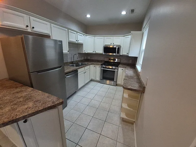 568 Delta Ave #2 — Photo 5