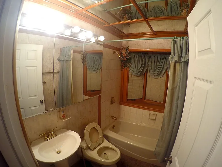 Bathroom - 1st floor
