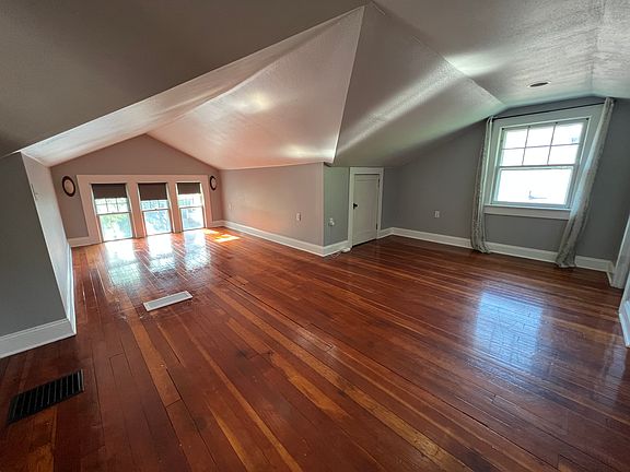 4th image of 3504 Genessee St