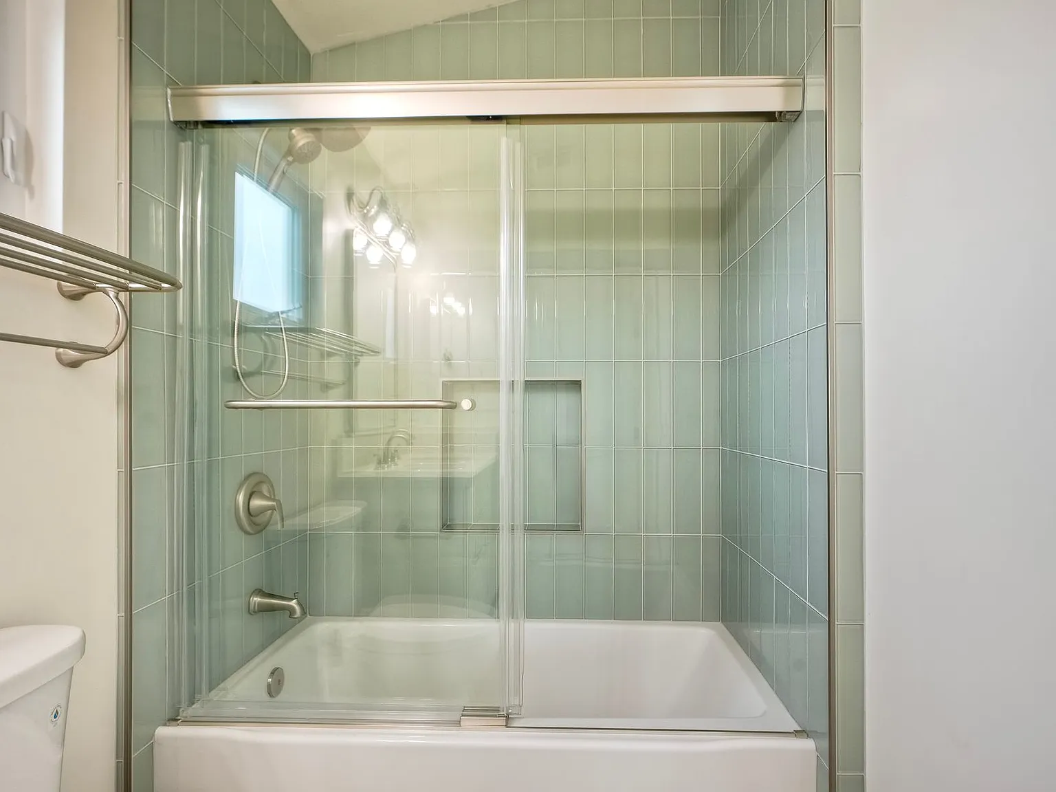 2 bed, 800 sqft, $4,200 — Photo 4