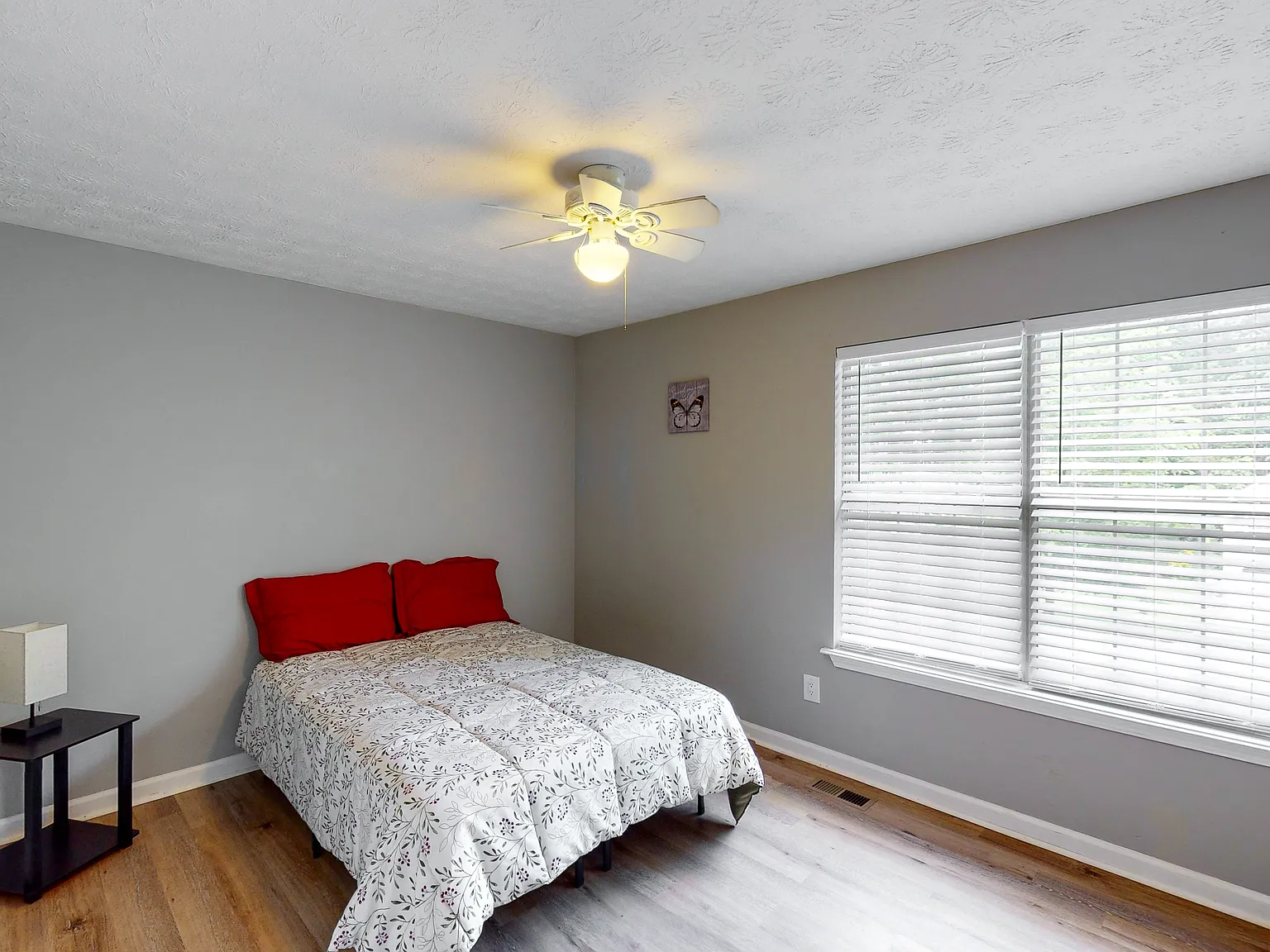 4 bed, 2.0 bath, 1736 sqft, $806 — Photo 1