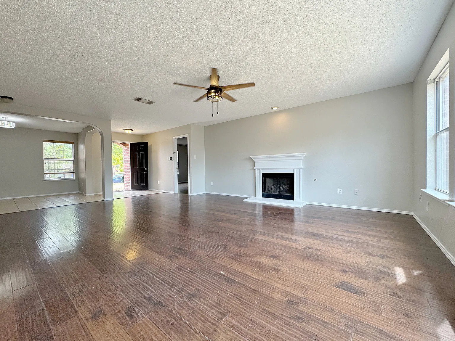5 bed, 2.5 bath, 2628 sqft, $3,200 — Photo 2