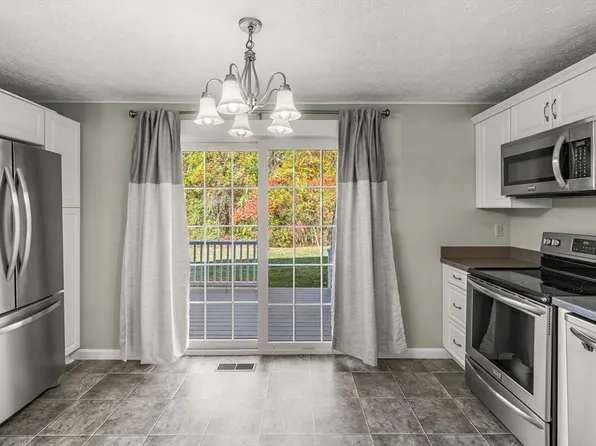 32 Fox Meadow Rd APT E, Leominster, MA 01453