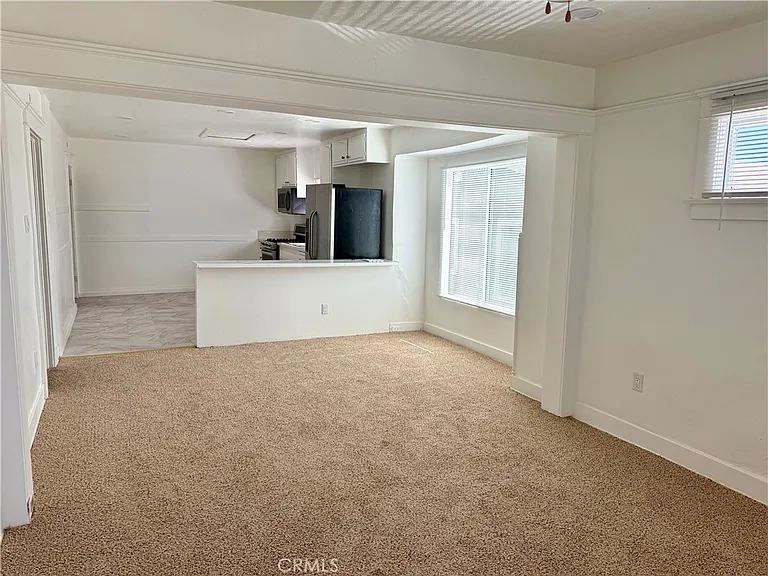 460 S Mott St — Photo 3