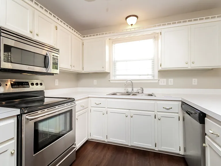 1126 Poplar Hollow Rd — Photo 9