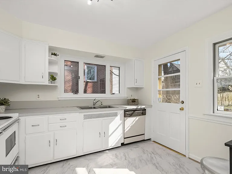 4910 Essex Ave — Photo 10