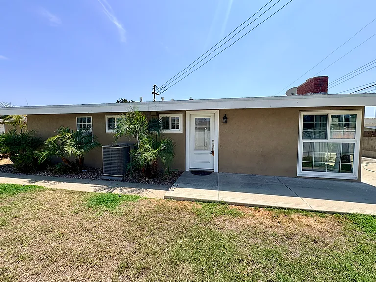 975 N Grammont Ave — Photo 3