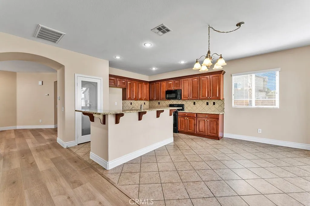4 bed, 2582 sqft, $4,000 — Photo 4