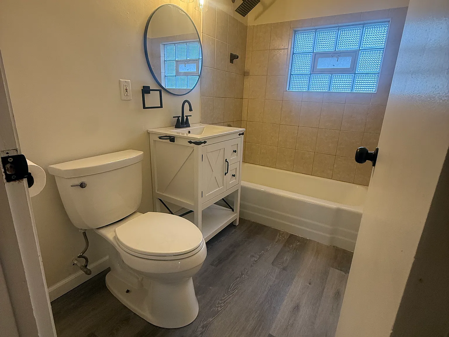 3 bed, 950 sqft, $1,300 — Photo 2