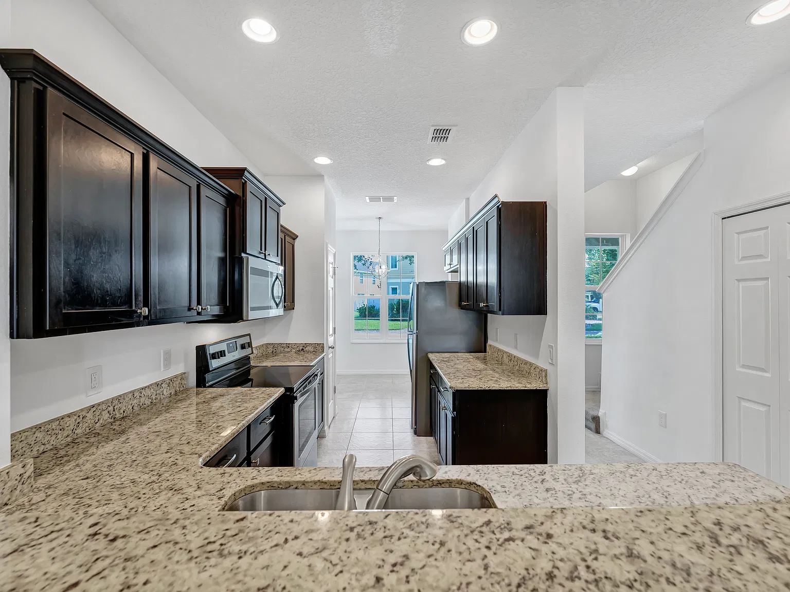 3 bed, 2.5 bath, 2010 sqft, $2,200 — Photo 4