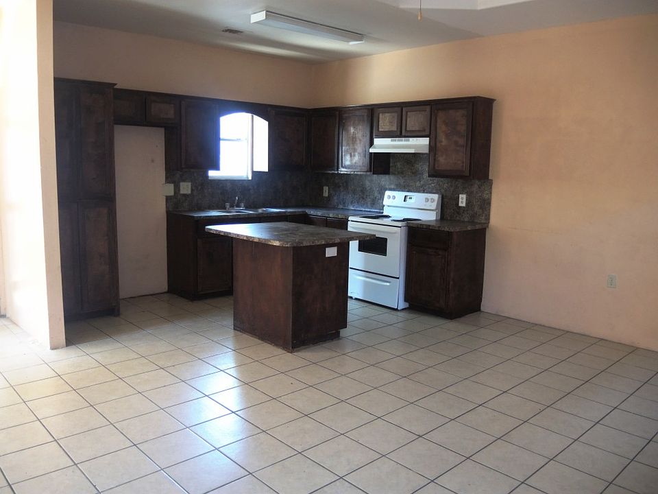2nd image of 906D S Salinas Blvd