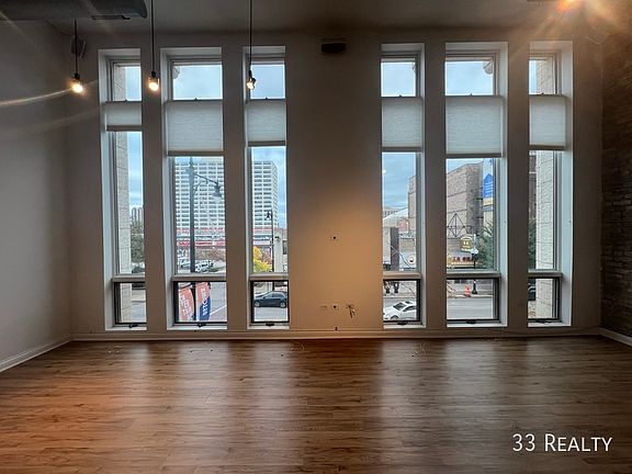 3rd image of 1215 W Gunnison St APT 204