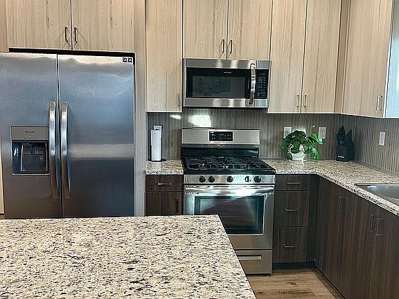 5th image of 385 W Cliff View Ln