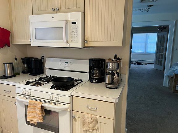 2nd image of 5 W Meadow Ln