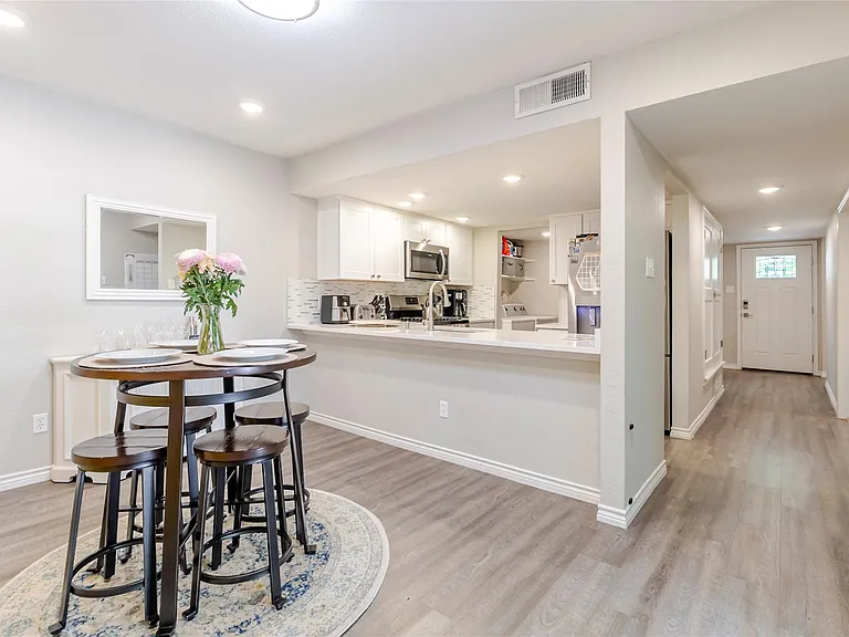 6915 Ten Oaks Cir — Photo 3