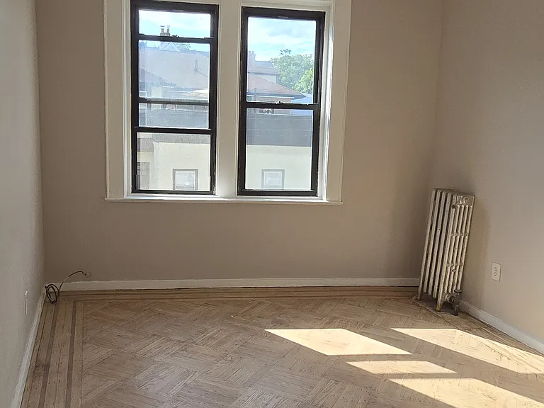 31 Park Ave W — Photo 2