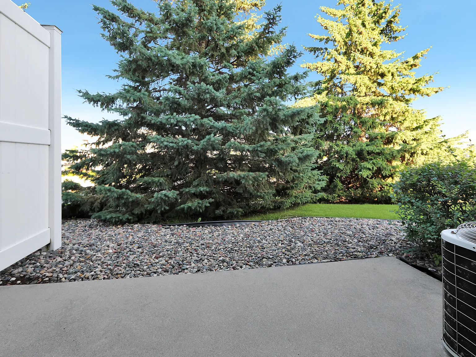 End-unit 2BR+loft/2BA town home! Pets OK! — Photo 2