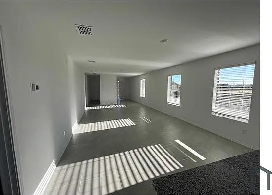 3 bed, 2500 sqft, $2,100 — Photo 3