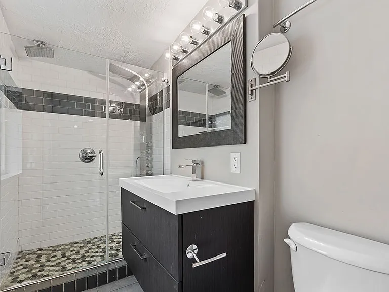 3395 E Larchmont Dr — Photo 26