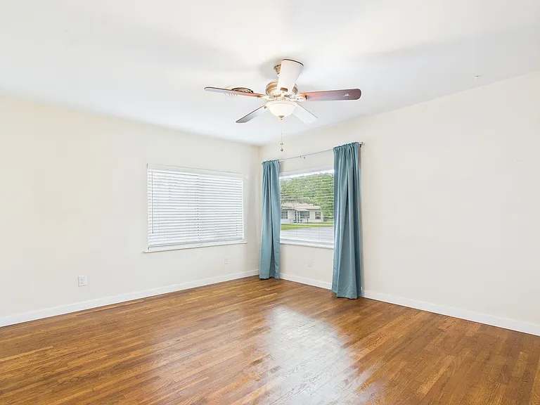 409 S Pear St — Photo 9