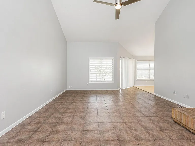 2015 Braesmeadow Ln — Photo 2
