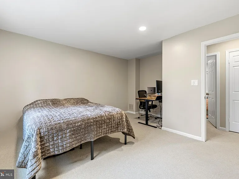 4880 Chevy Chase Dr #133 — Photo 14