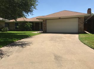 4 Longhurst Ct, Pantego, TX 76013