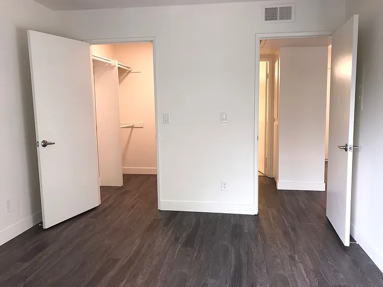 Sterling Court Apartments — Photo 14