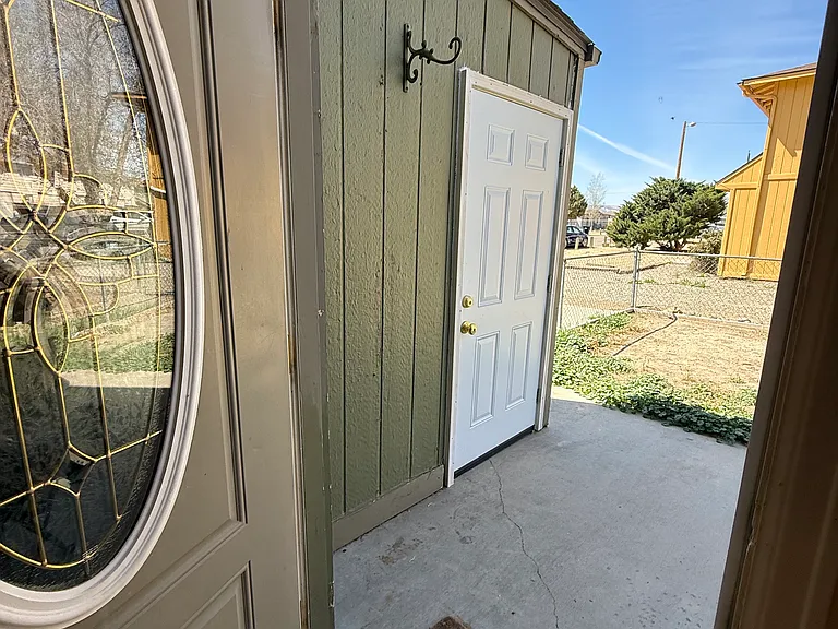 Main Level:
Back yard and shed right off the kitchen/dining areas.