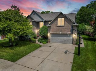 1073 Bloomview Cir, Rochester, MI 48307