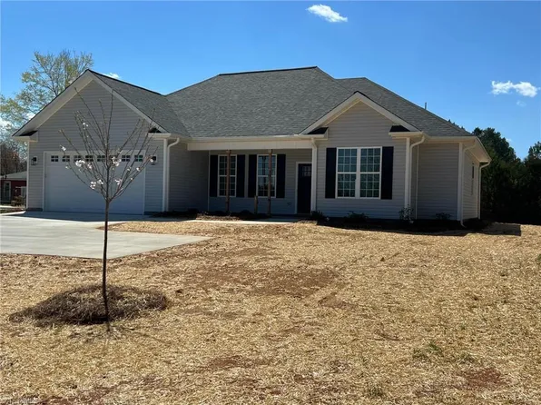 305 W Lee Ave, Yadkinville, NC 27055