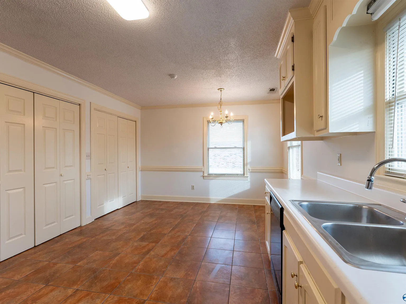 3 bed, 2.0 bath, 1520 sqft, $1,700 — Photo 2