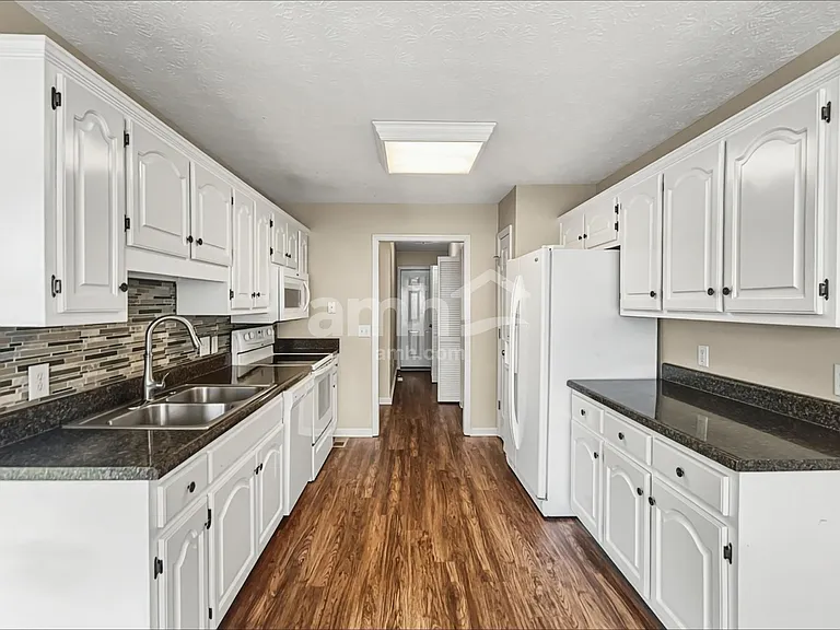 201 Fox Hunt Ln — Photo 4