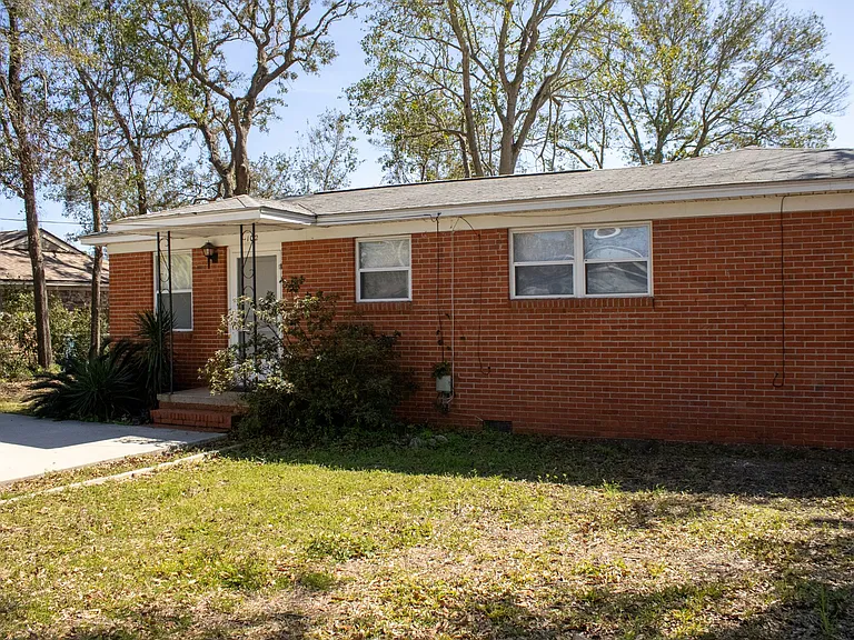 102 Roberts Ave — Photo 1