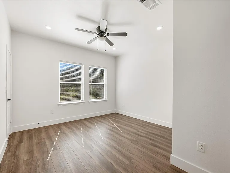 15407 Armstrong Ave — Photo 16