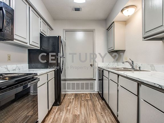 5th image of 1108 N Elm St #8