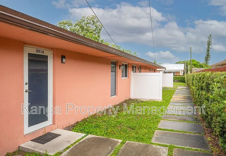 5918 Pierce St — Photo 1