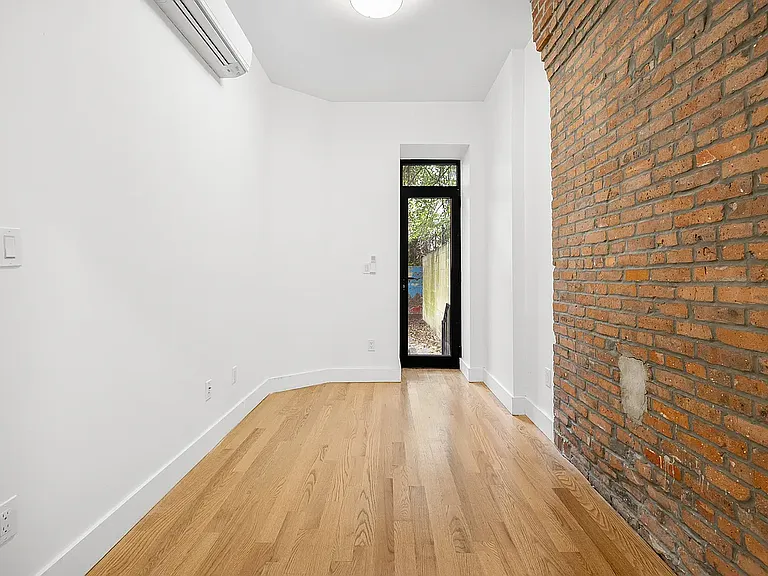 631 E 6th St #2B — Photo 6