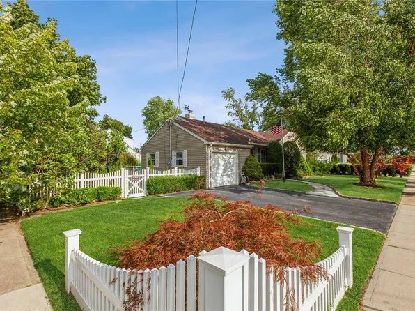 26 Wilson Avenue, Amity Harbor, NY 11701