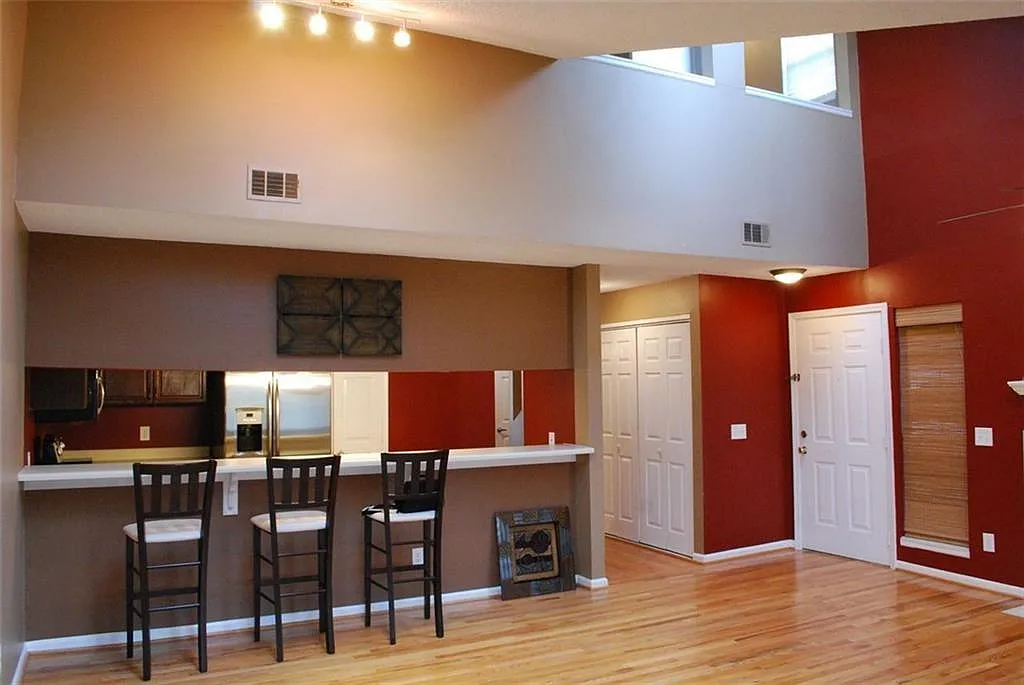 2 bed, 2.5 bath, 1392 sqft, $1,690 — Photo 2