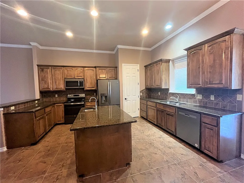 3 bed, 3.5 bath, 2335 sqft, $3,150 — Photo 3
