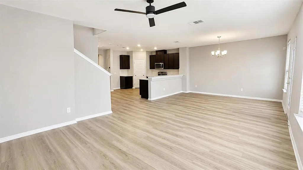 6 bed, 3.5 bath, 2460 sqft, $2,500 — Photo 4