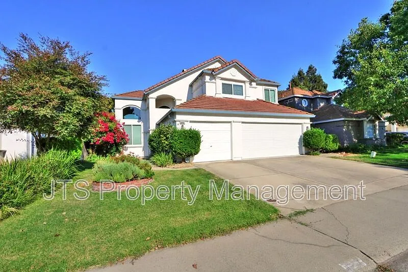 4 bed, 2.5 bath, 1973 sqft, $2,795 — Photo 2