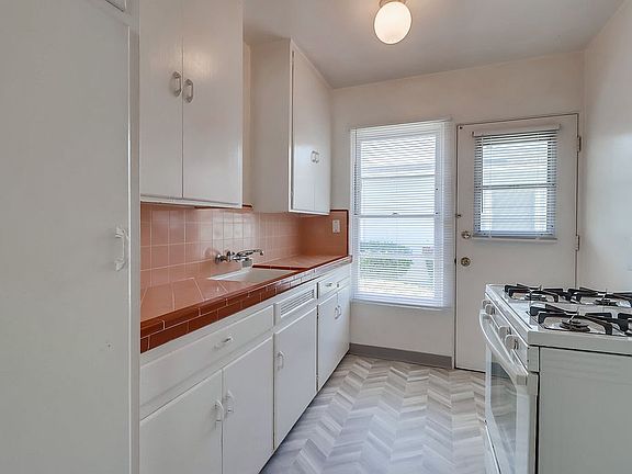 5th image of 4382 Louisiana St