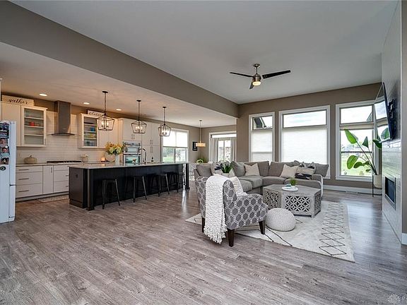5th image of 8 Buckeye Ct