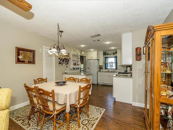 4th image of 5121 Dahlia St N #168