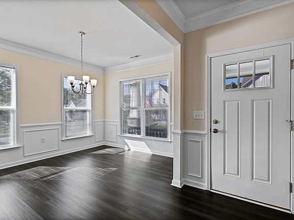 5th image of 111 Mayweed Dr