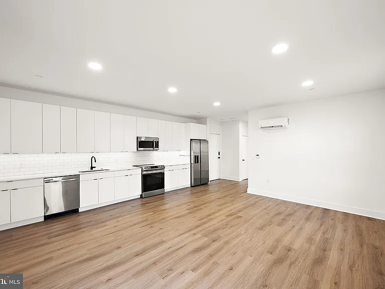 801 N Market St #303 — Photo 2