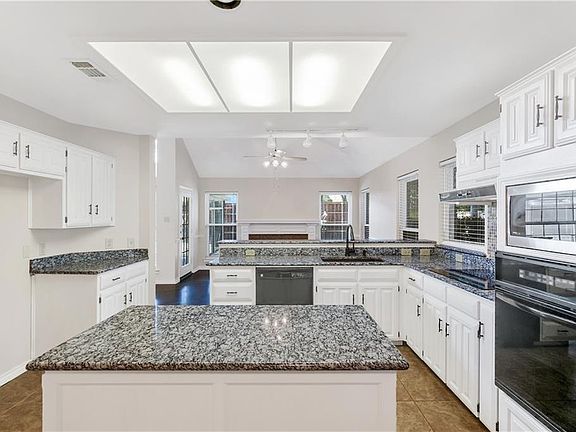 3rd image of 1319 Dahlia Dr